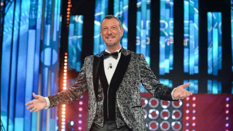 Capodanno Rai Uno, Amadeus omaggia la Fiorentina: "Complimenti per la stagione che sta facendo"