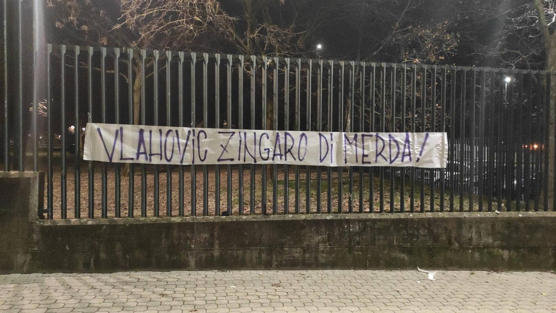 Allo stadio Franchi tanti striscioni contro Vlahovic: "Zingaro per te è finita" "Uomo di mer*a"