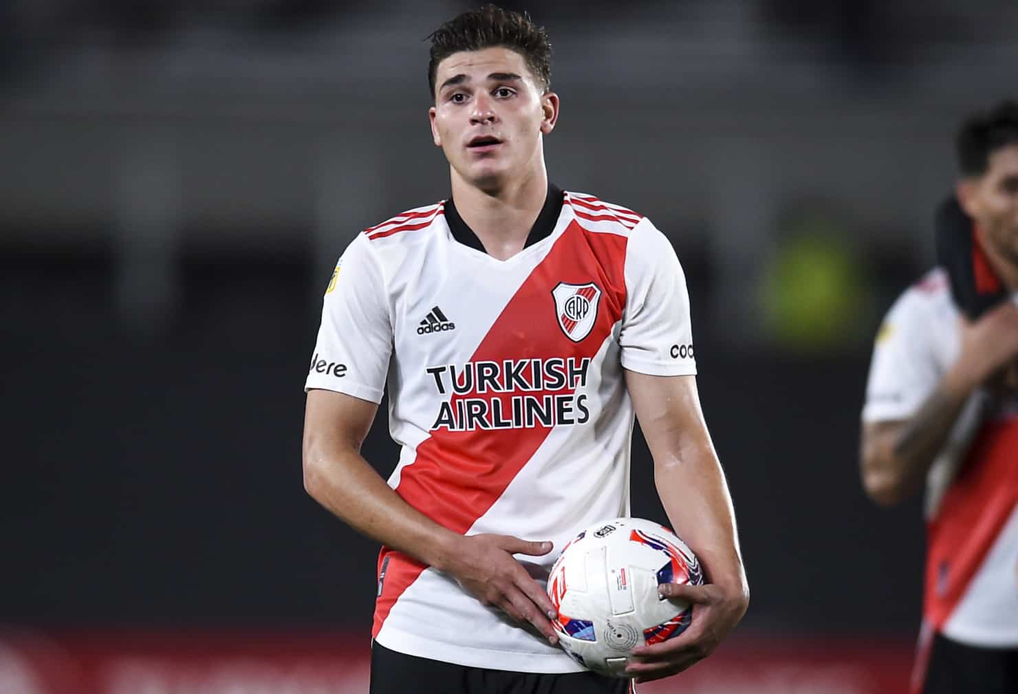 Il procuratore di Julian Alvarez chiede 15 milioni commissioni per chi compra l'attaccante del River