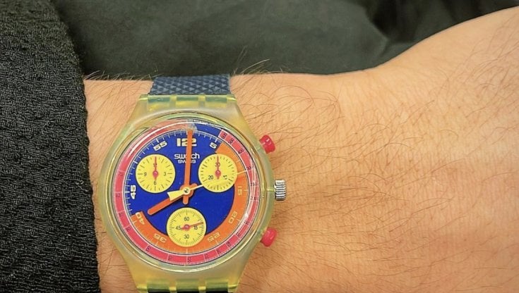 Vlahovic mostra lo "Swatch Pradè", l'orologio che grazie alla Fiorentina ha impennato il valore