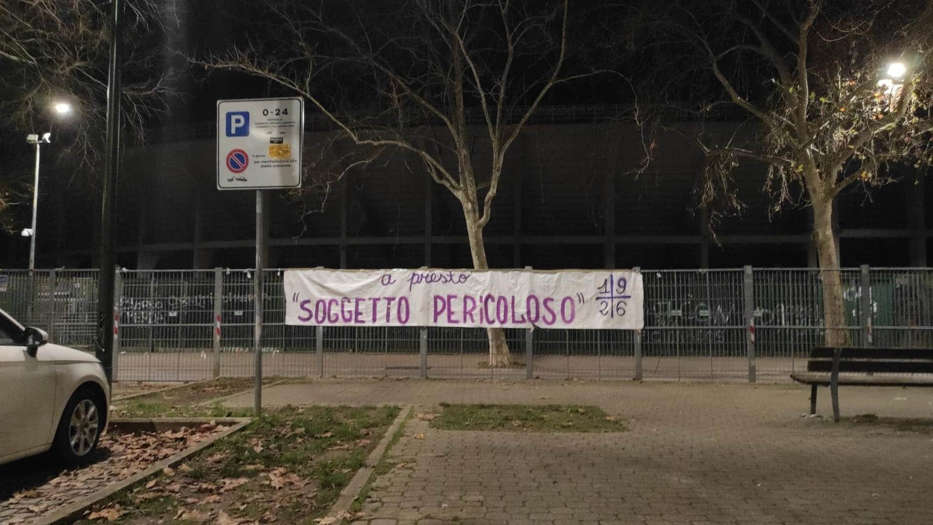 Allo stadio Franchi tanti striscioni contro Vlahovic: "Zingaro per te è finita" "Uomo di mer*a"