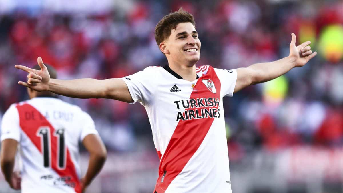 TyC Sport: "La Fiorentina non può pagare clausola per Alvarez, fatta offerta più bassa rifiutata"