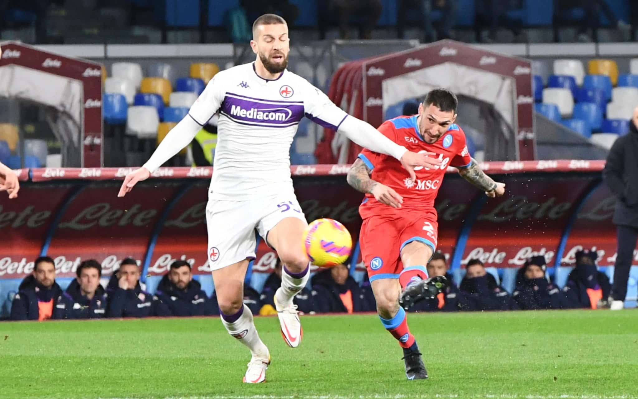 All'84' espulso Lozano per fallo duro su Gonzalez. Anche il Napoli in 10 uomini