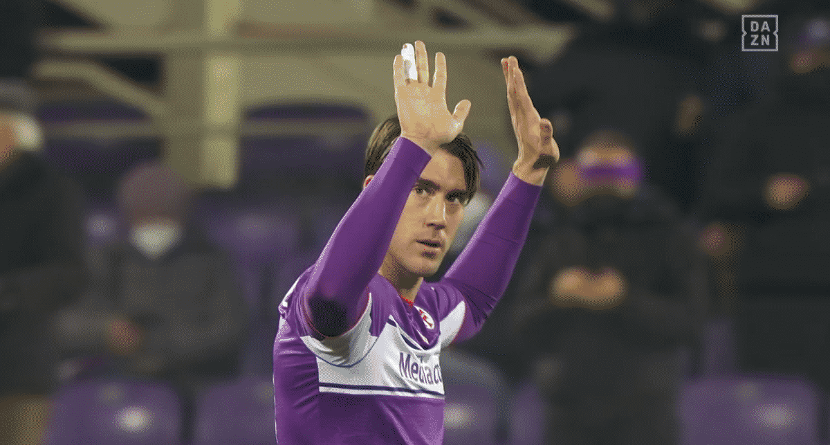 Vlahovic entra in campo e chiede scusa ai tifosi per l'errore del cucchiaio su rigore, applausi