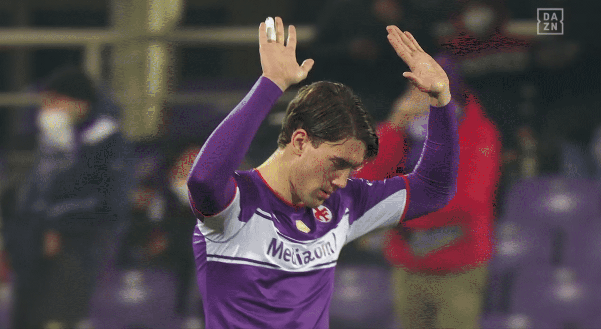 Vlahovic entra in campo e chiede scusa ai tifosi per l'errore del cucchiaio su rigore, applausi