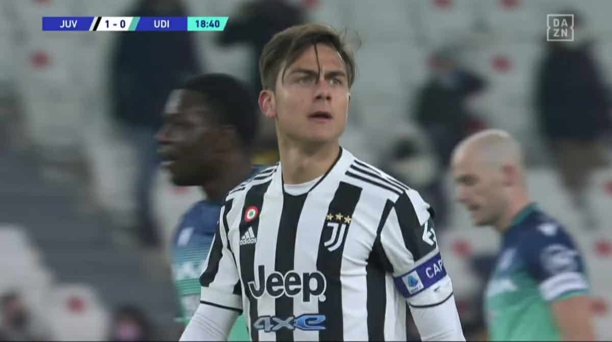 Dybala fa la guerra alla dirigenza della Juventus, segna, non esulta e poi li guarda fissi in tribuna