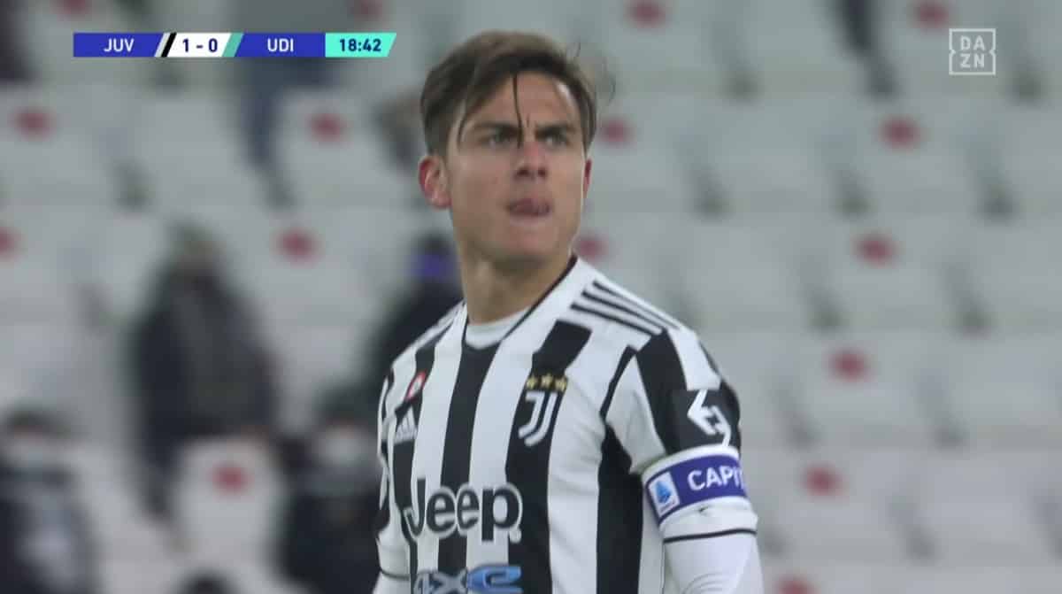 Dybala fa la guerra alla dirigenza della Juventus, segna, non esulta e poi li guarda fissi in tribuna