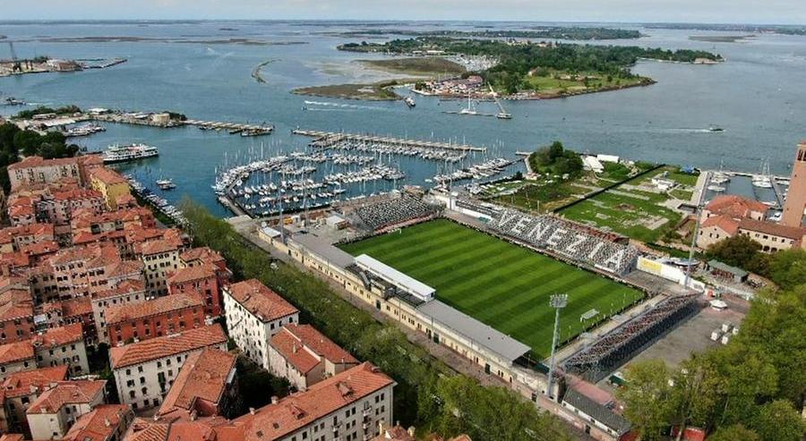 Lo strano caso di Venezia, ci sono più tifosi allo stadio con l'ingresso per 5 mila che con il 50%