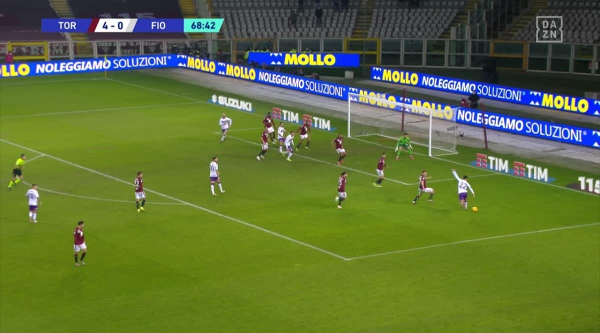 Nico Gonzalez fa la rabona sotto di 4-0, Italiano si infuria e scaraventa la bottiglietta in panchina