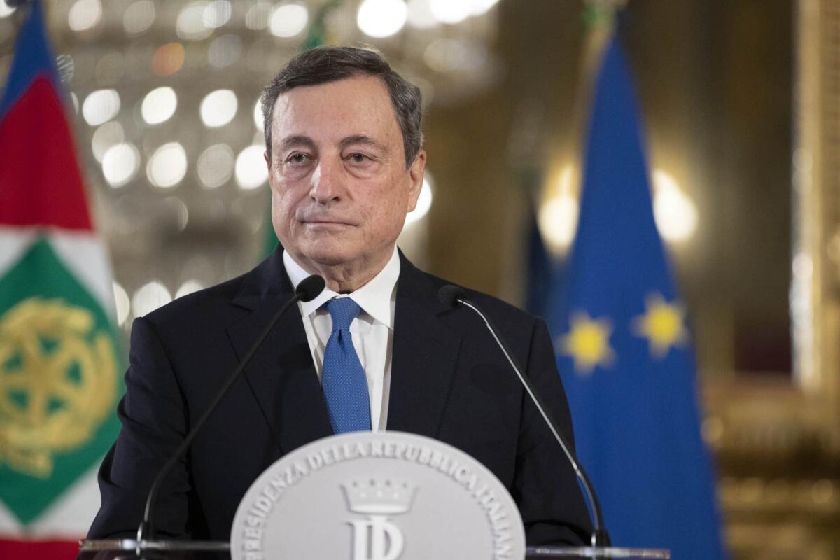 Draghi a Firenze riceve una maglia della Fiorentina e annuncia: "Progetto per il nuovo Franchi il 7 marzo" - 