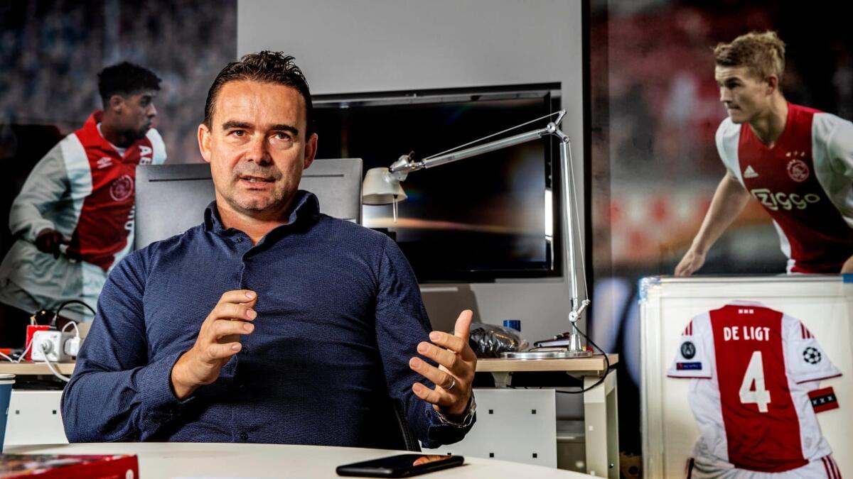 Overmars licenziato dall'Ajax: "Ha mandato messaggi inopportuni alle colleghe". Arrivano le scuse - 