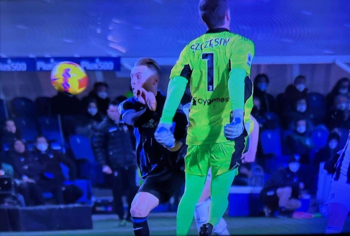 Szczesny non era da rosso, mancano parametri DOGSO. Manca un rosso ad Hateboer. De Ligt non fa fallo di mano - 