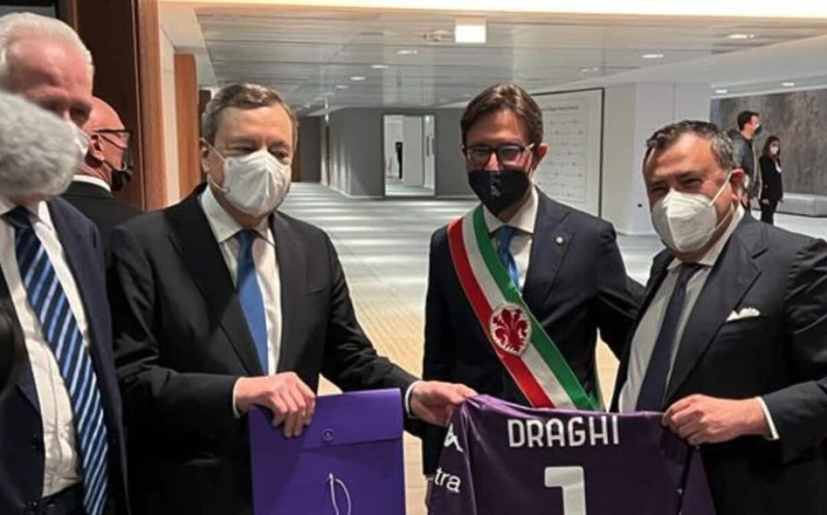 Joe Barone e Dario Nardella regalano la maglia della Fiorentina al Premier Mario Draghi - 