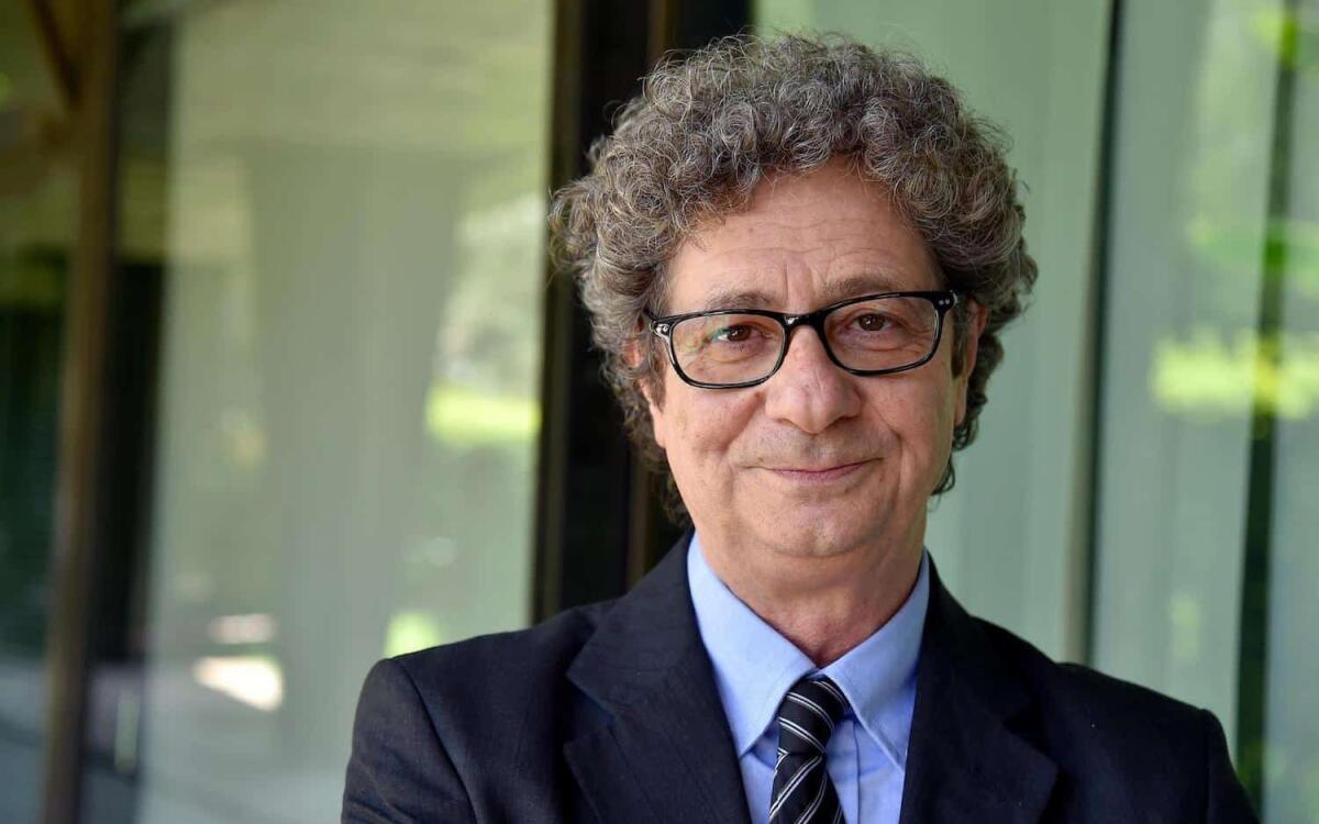 Riccardo Cucchi sorpreso: "Raramente ho visto la Fiorentina cosi in difficoltà in una partita" - Il vice direttore di Rai Sport, Riccardo Cucchi, durante la presentazione del palinsesto Rai dedicato alla 98a edizione del Giro d'Italia, Roma, 04 maggio 2015.     ANSA/ ETTORE FERRARI