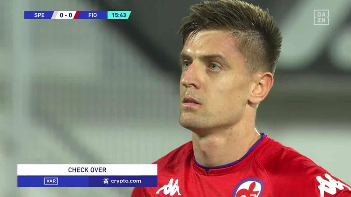 La maledizione dei rigori in casa Fiorentina è iniziata dal cucchiaio di Vlahovic contro il Genoa - 