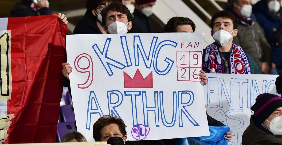 50 tifosi della Fiorentina ieri sera hanno cambiato il nome della maglia da Vlahovic a Cabral - 