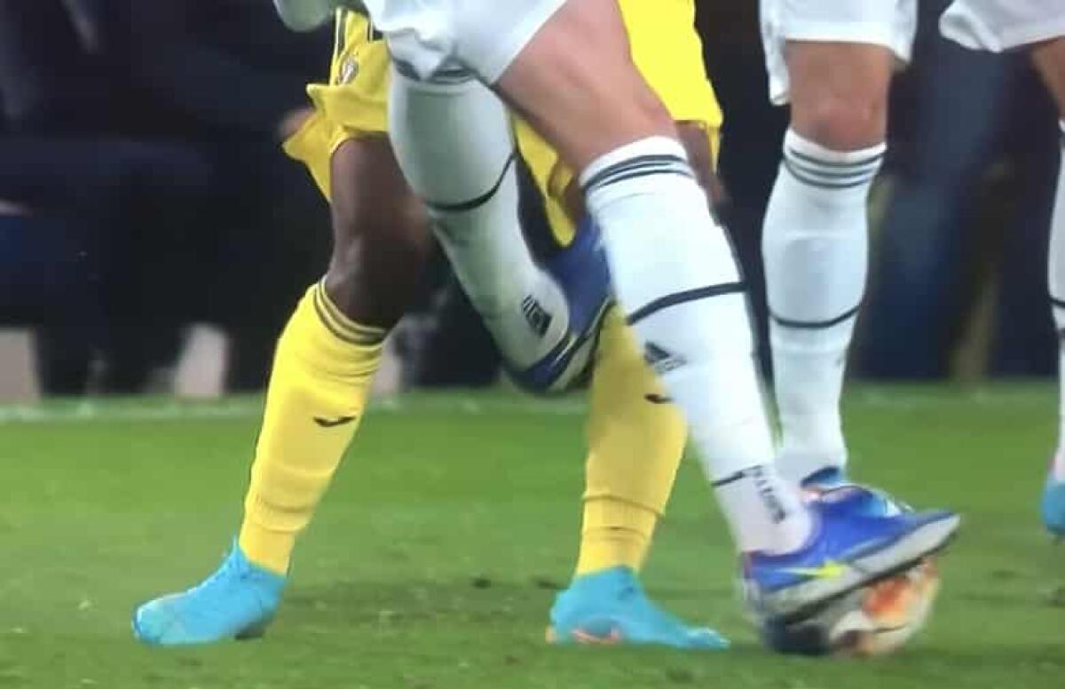 Il fallaccio di Rabiot da rosso in Champions League, ma la Juventus viene graziata dall'arbitro - 