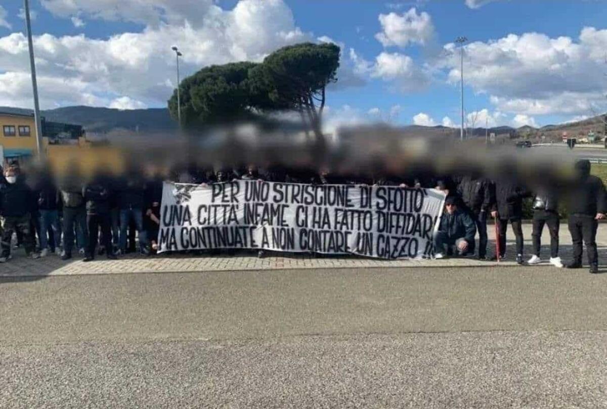 Striscione tifosi Juventus contro Fiorentina: "Per uno sfottò ci avete fatto diffidare, città infame" - 