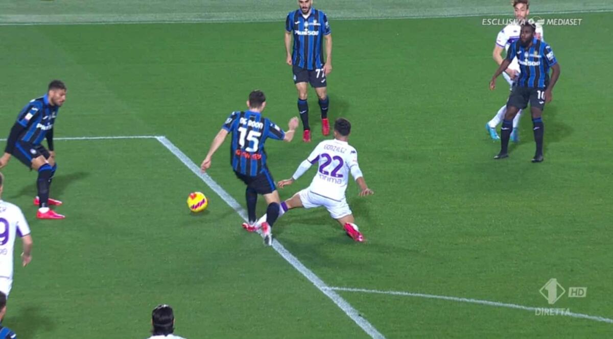Netto il rigore per la Fiorentina contro l'Atalanta, De Roon pesta il piede sinistro di Nico Gonzalez - 