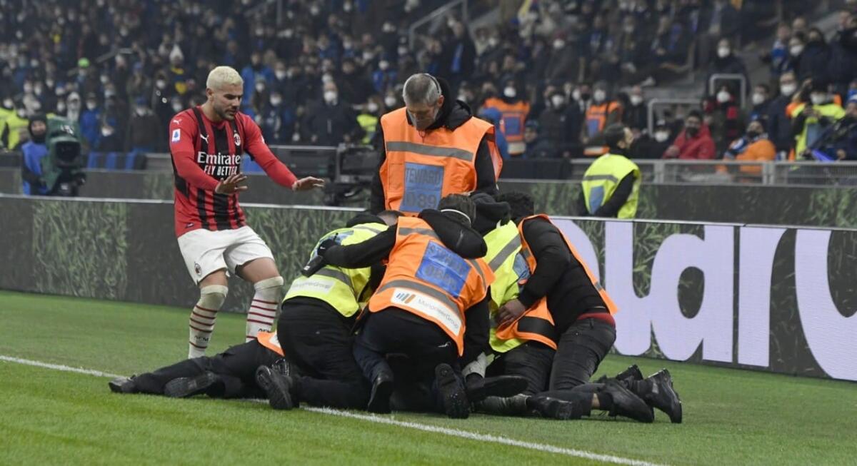 Invasore di campo picchiato con pugni e capelli tirati da steward a San Siro per Inter-Milan - 