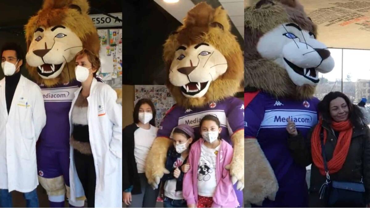Mascotte della Fiorentina va a trovare i fiorentini che si stanno vaccinando, foto con grandi e piccoli - 