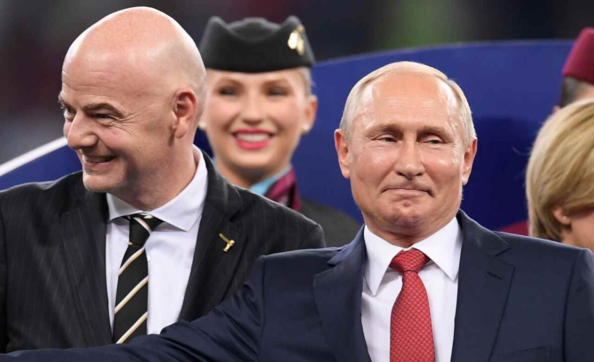 Un paese che bombarda un altro paese non può fare sport. Fifa elimina Russia da tutte le competizioni - Foto LaPresse - Fabio Ferrari
15 07 2018 Mosca ( Russia )
Sport
Russia 2018 - Coppa del Mondo FIFA - Francia vs Croazia - Finale - Stadio Luzniki di Mosca
Nella foto:Putin, Infantino

Photo LaPresse - Fabio Ferrari
July 15, 2018 Moscow ( Russia Feder