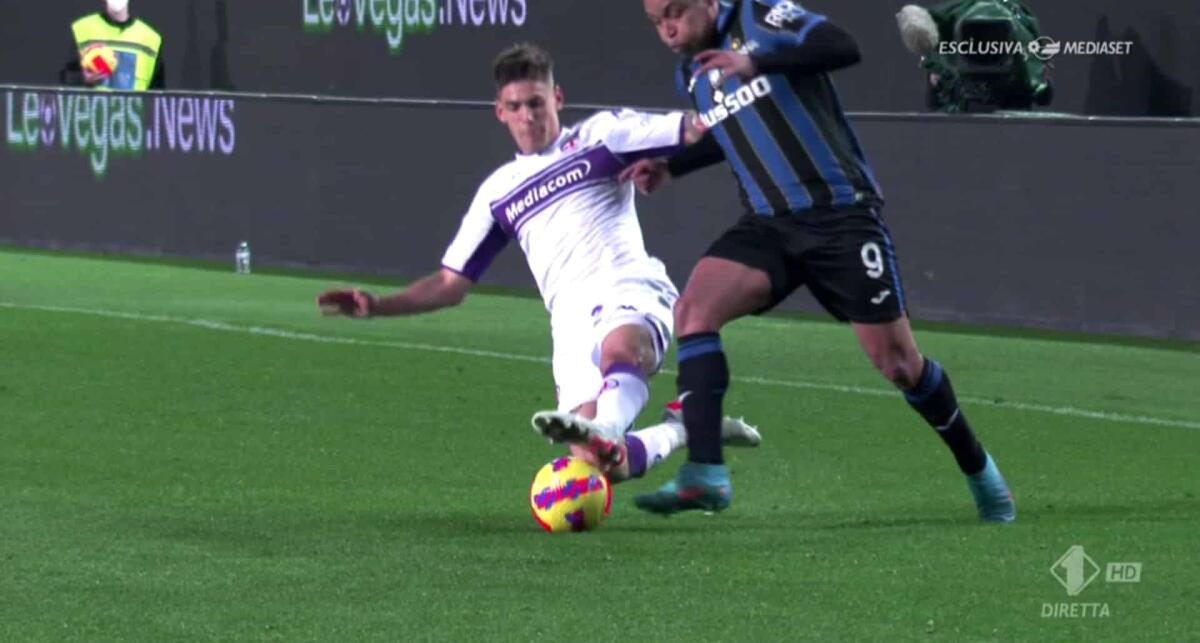 Grave errore contro la Fiorentina, Quarta prende la palla ma viene espulso per secondo giallo - 