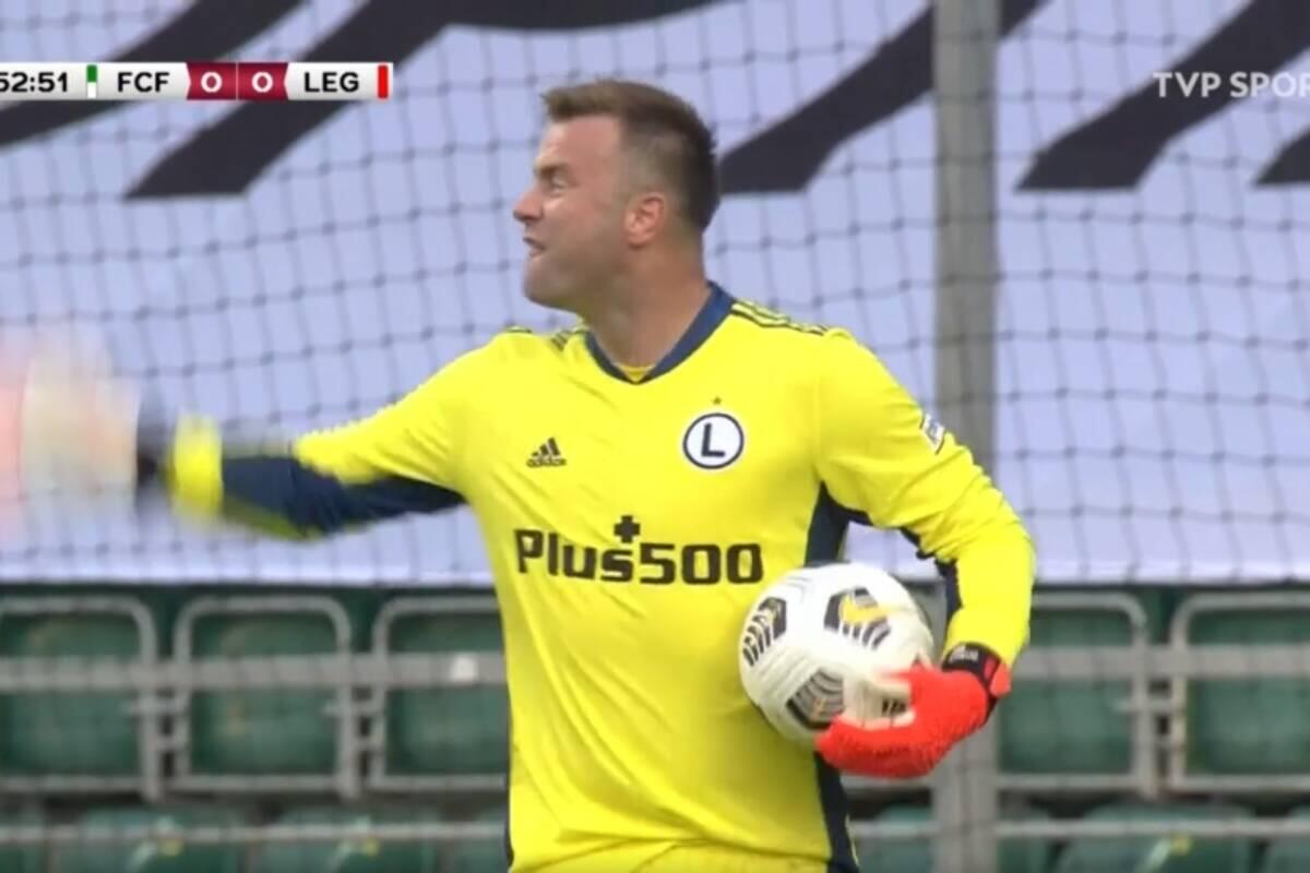 Boruc furioso, pugno all'avversario e mani addosso al cameraman, poi la polizia lo picchia - 