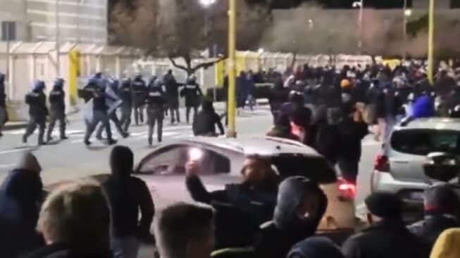 Scontri a Cagliari, i tifosi del Napoli attaccano e caricano contro la Polizia allo stadio dopo la gara