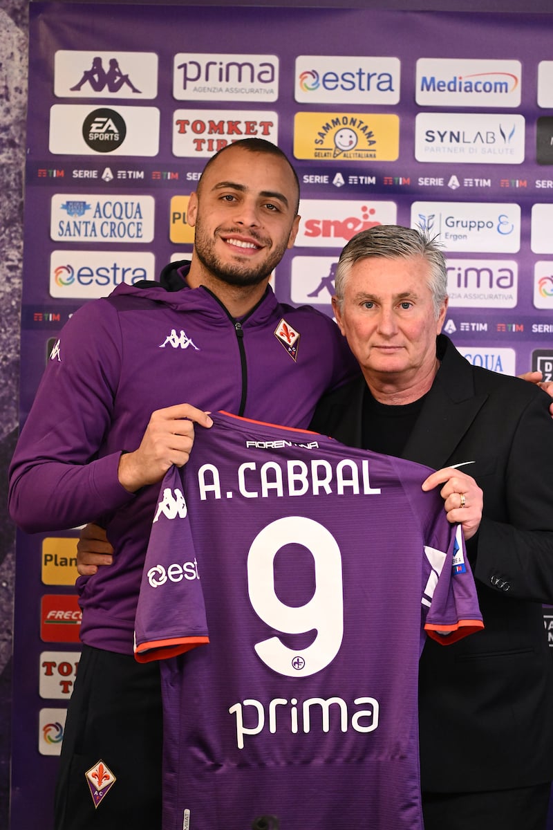 Tutte le foto della presentazione di Cabral, sorrisi con Pradè e maglia numero 9 mostrata