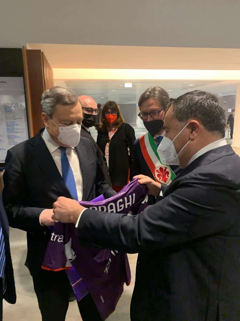 Joe Barone e Dario Nardella regalano la maglia della Fiorentina al Premier Mario Draghi