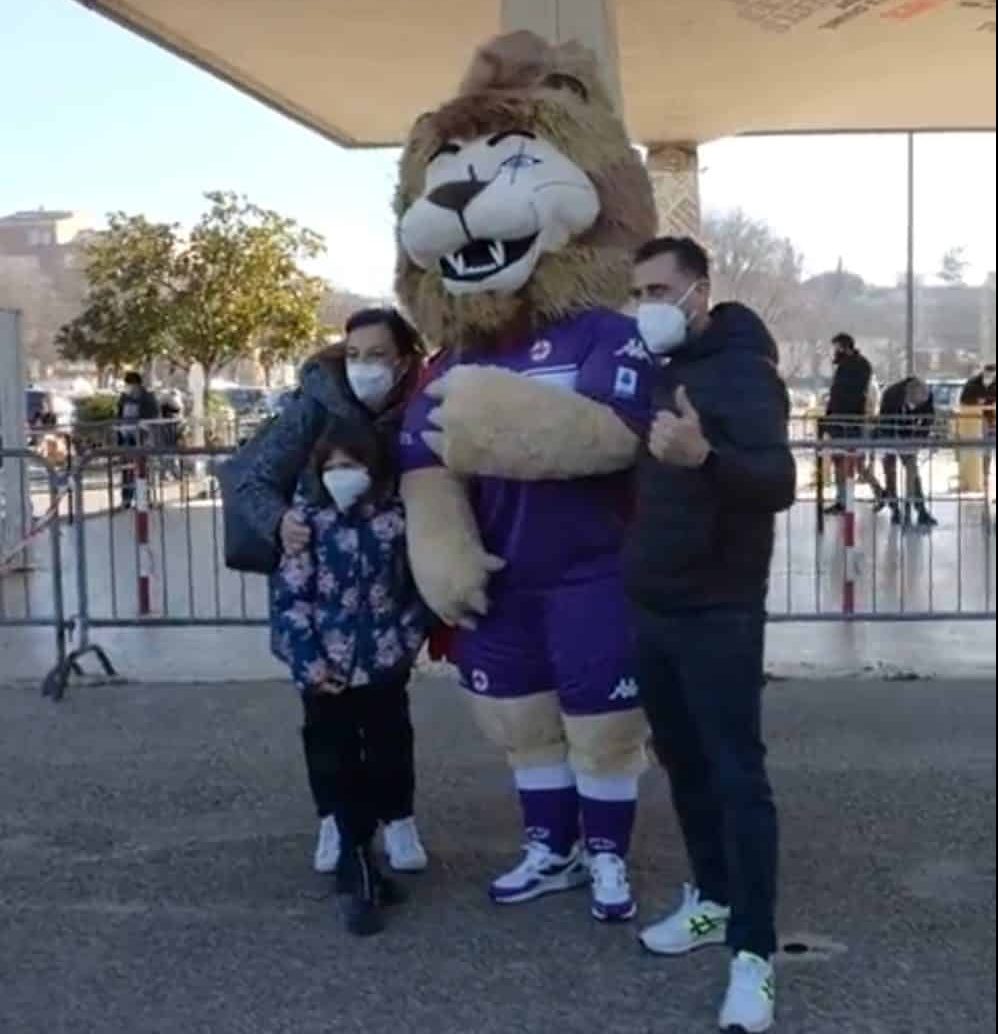Mascotte della Fiorentina va a trovare i fiorentini che si stanno vaccinando, foto con grandi e piccoli