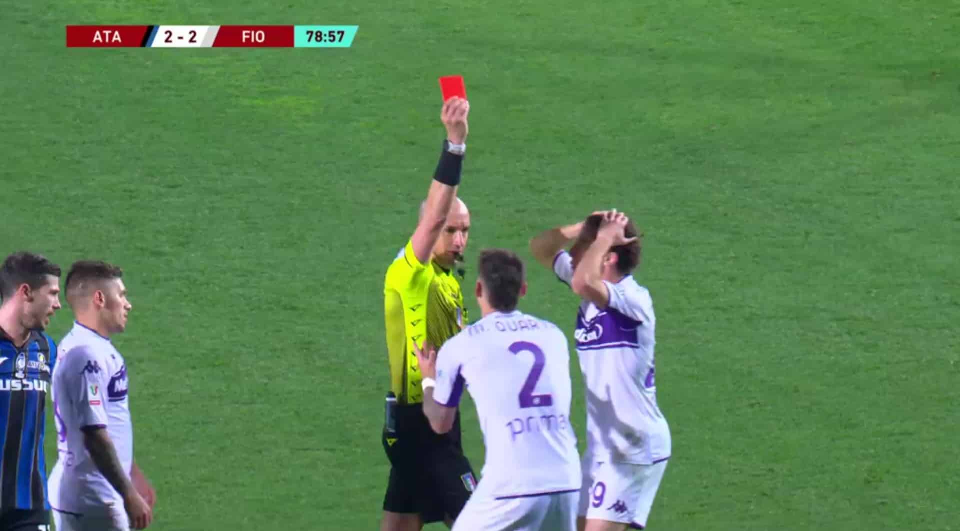 Passione Fiorentina scrive: "Vergogna" mostrando espulsione. Quarta lo condivide, un rosso sbagliato