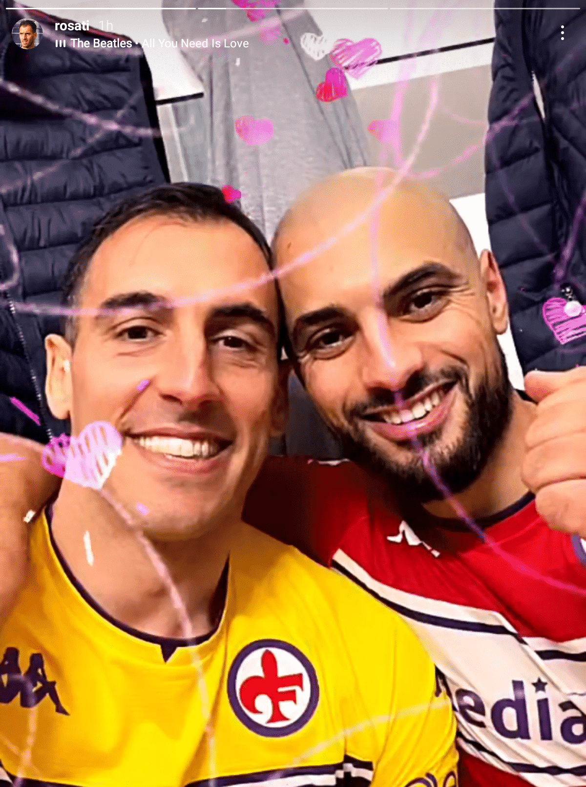 Rosati si fotografa con Piatek e Amrabat e scrive: "Il nostro San Valentino è differente"