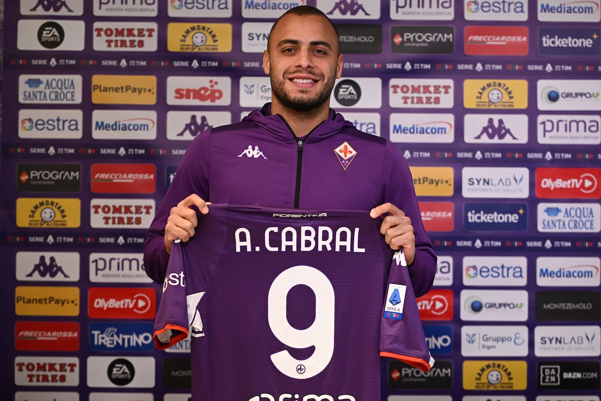 Tutte le foto della presentazione di Cabral, sorrisi con Pradè e maglia numero 9 mostrata