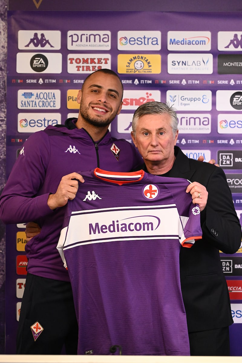 Tutte le foto della presentazione di Cabral, sorrisi con Pradè e maglia numero 9 mostrata