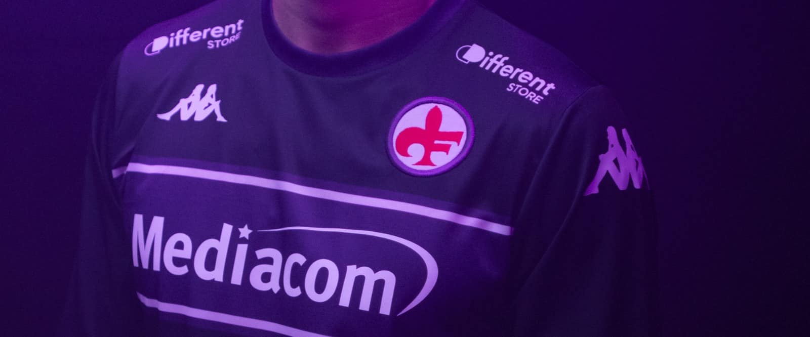 La Fiorentina presenta la nuova maglia speciale per gli ESport, il campionato serie A su Fifa 22