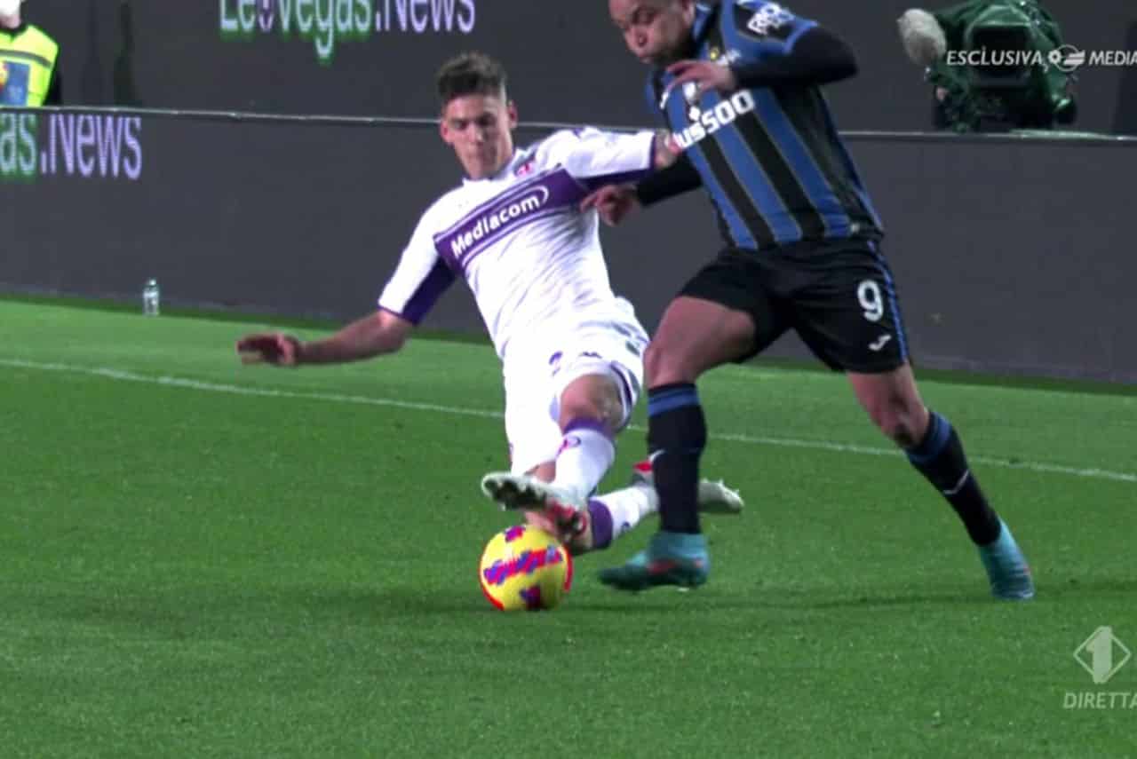 Grave errore contro la Fiorentina, Quarta prende la palla ma viene espulso per secondo giallo
