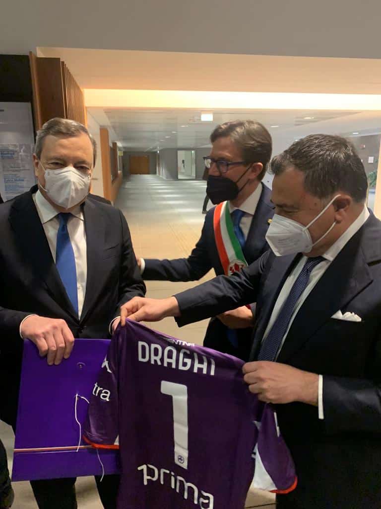 Joe Barone e Dario Nardella regalano la maglia della Fiorentina al Premier Mario Draghi