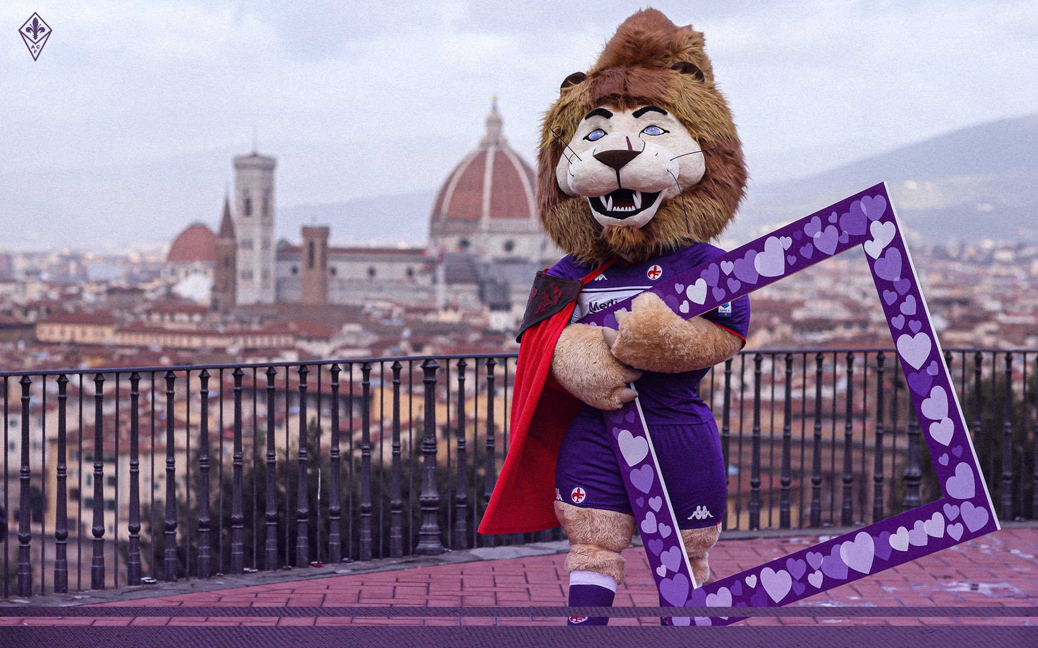 Gli auguri della Fiorentina ai tifosi per San Valentino, la nuova mascotte fa foto con i tifosi a Firenze