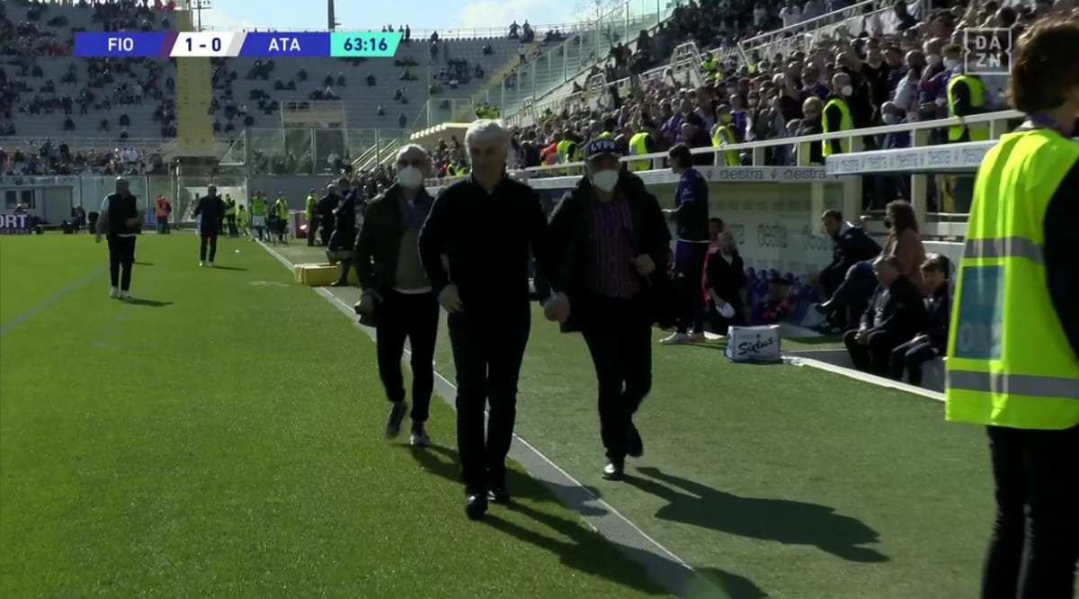 Gasperini espulso, i tifosi della Fiorentina in tripudio fanno "Ohh" aspettando l'uscita dal campo