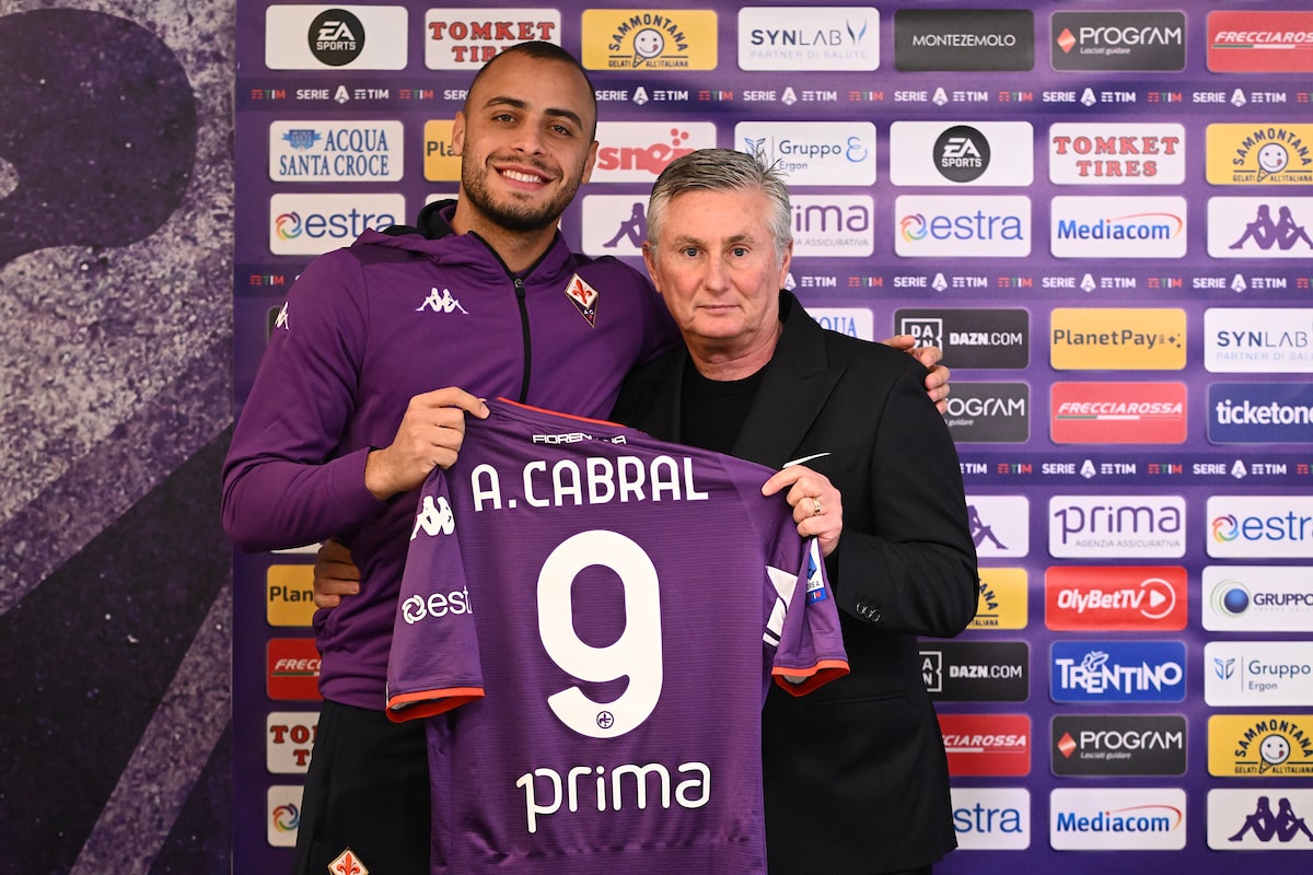 Tutte le foto della presentazione di Cabral, sorrisi con Pradè e maglia numero 9 mostrata
