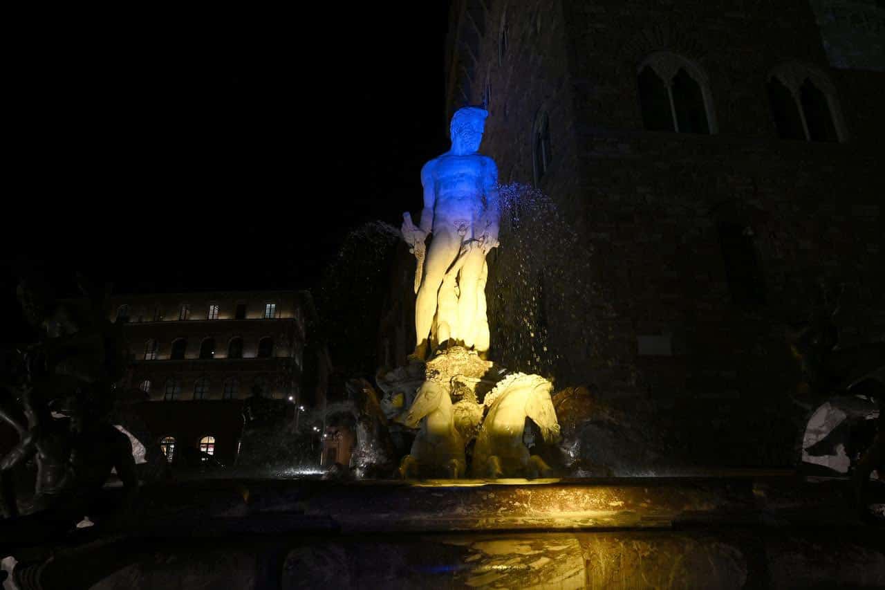 Nardella: "La vostra libertà è la nostra libertà" e illumina Piazza della Signoria con colori dell'Ucraina