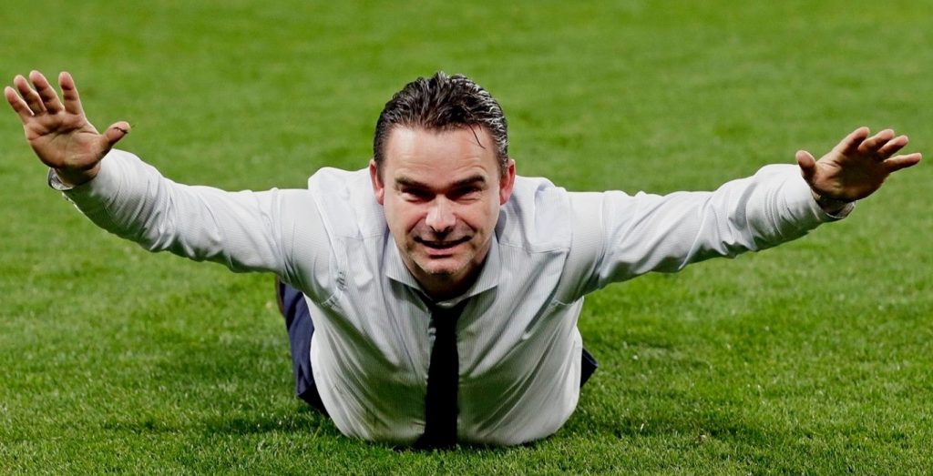 Overmars licenziato dall'Ajax: "Ha mandato messaggi inopportuni alle colleghe". Arrivano le scuse