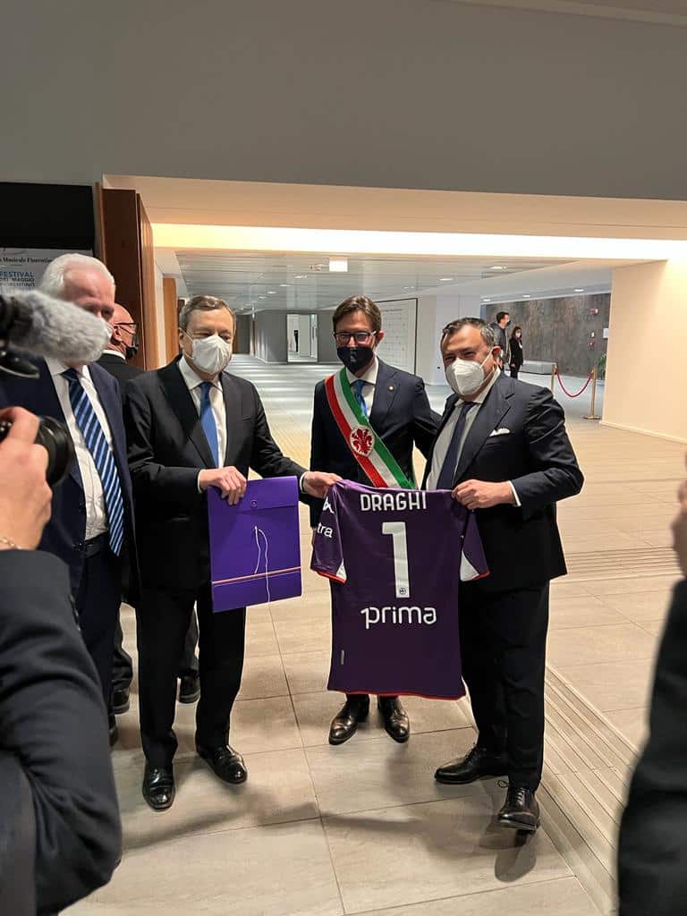 Joe Barone e Dario Nardella regalano la maglia della Fiorentina al Premier Mario Draghi