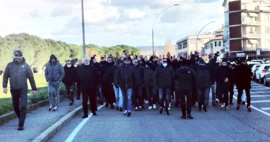 Striscione tifosi Juventus contro Fiorentina: "Per uno sfottò ci avete fatto diffidare, città infame"