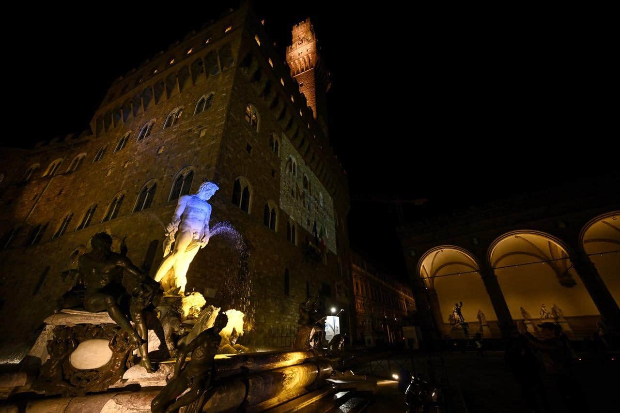 Nardella: "La vostra libertà è la nostra libertà" e illumina Piazza della Signoria con colori dell'Ucraina