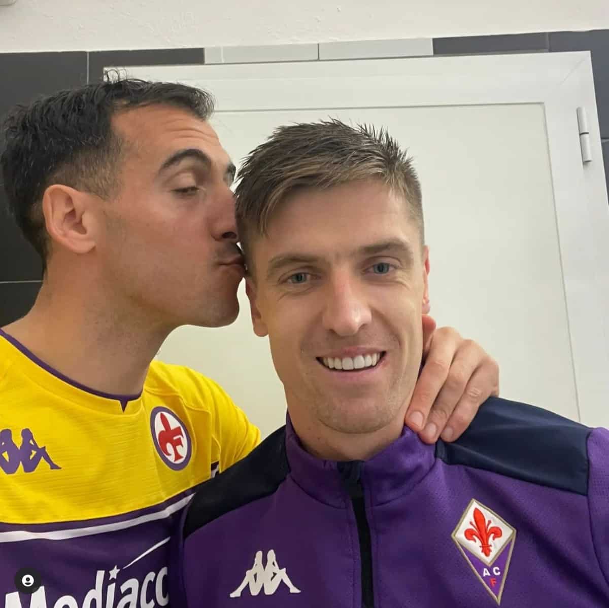 Rosati si fotografa con Piatek e Amrabat e scrive: "Il nostro San Valentino è differente"