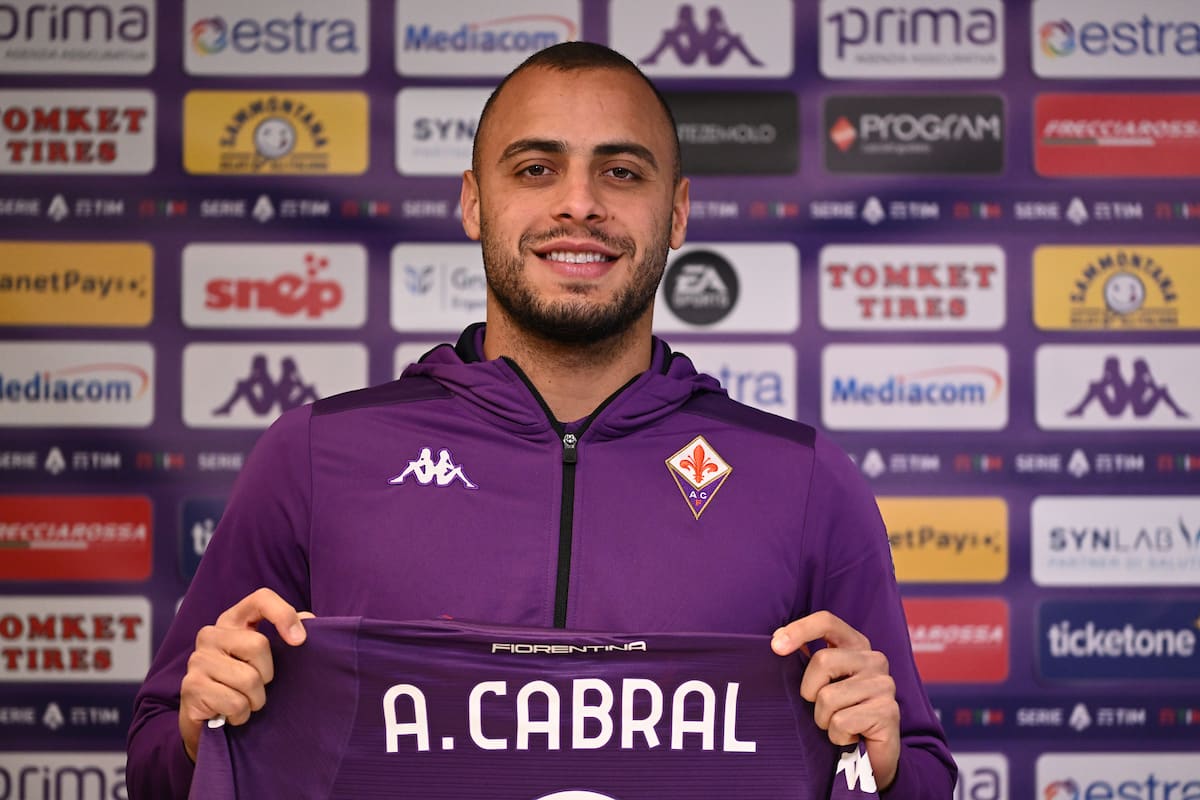 Tutte le foto della presentazione di Cabral, sorrisi con Pradè e maglia numero 9 mostrata