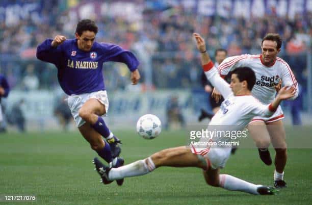 UNSPECIFIED, ITALY: 1989-90 Roberto Baggio of ACF Fiorentina competes for the ball with Angelo Terracenere of Bari during the Serie A match between ACF Fiorentina and Bari, Italy. (Photo by Alessandro Sabattini/Getty Images)